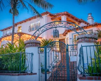 Mediterranean-Style Villa in Point Loma - San Diego - Building