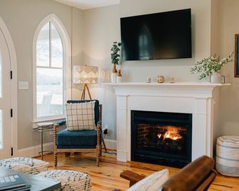 Retreat to Fairytale Cottage with Pool - Irvington