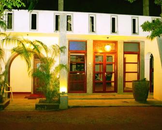 Come In As Guests. Leave As Family. - Unawatuna - Rakennus