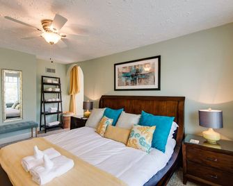 Vandy/Midtown/Hillsboro, private backyard, Fireplace & Hot Tub! - Nashville - Camera da letto