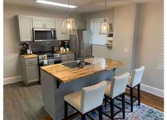 Centralized Charlotte Townhouse with Table Tennis - Charlotte - Kitchen