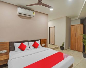 Hotel Santeria Inn - Surat - Schlafzimmer