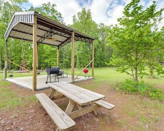 Higden Studio with Shared Patio, Yard Games, Grills! - Fairfield Bay - Patio