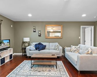 Tara's Riverfront Hideaway - Mobile - Salon