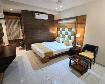 Hotel Viram & Guest House - Pardi - Bedroom