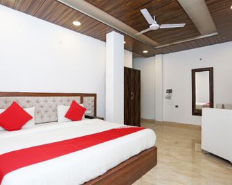 Capital O Hotel Rosewood Inn - Dehradun - Schlafzimmer