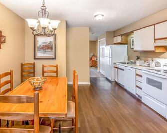 Villa with Access to Various Amenities - Lee - Dining room