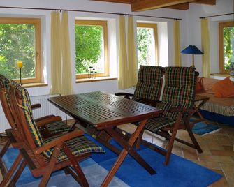 4-star apartment in rich nature, close to Berlin, sauna, garden, pet on request - Chorin - Dining room