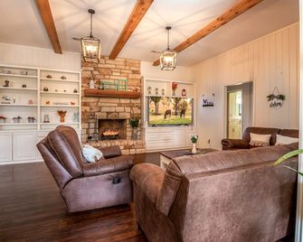 Farmstay in Great8 Farms, 'Home away from home'. Relax and unwind! - Princeton - Living room