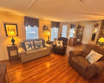 Cozy beach cottage. Short walk to the beach! Family friendly. - Myrtle Beach - Living room