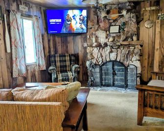 Rustic Cabin/Quiet Area/Next to Forest/Feet From Free Sledding/Hot Tub/Garage - Big Bear - Living room