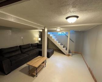 Charming 1-bedroom house in Butte with easy access on and off of I-15/90 - Butte - Living room