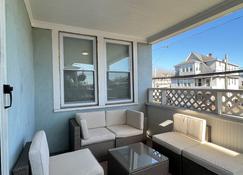 Luxury Designer 2 bedroom+office/3bed vacation home. - Bridgeport - Balcony