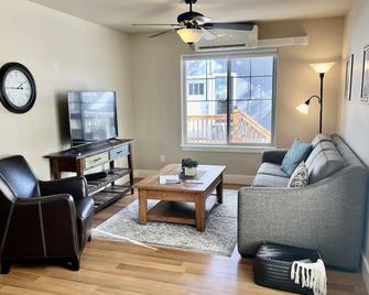 Cozy carriage house in Bozeman, 3 miles to downtown - Bozeman - Salon
