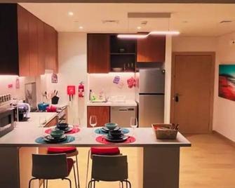 Full Seaview Comfortable Apt La Mer Dubai - Dubai - Kitchen