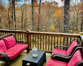 La Petite Maison - French Inspired Chalet - McCaysville - Balcony