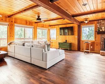 Sequoia Retreat- Spacious Cabin, Hot tub, & Sundeck - Springville - Sala de estar
