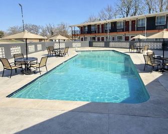Americas Best Value Inn Ponca City - Ponca City - Pool