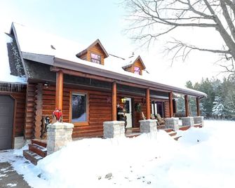 Country Living Custom Built Log Home with Hot Tub and Sauna - Sault Ste. Marie - Building