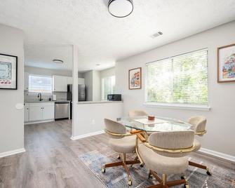 Chic 3br-2ba Decatur Retreat With Stylish Decor - Decatur - Dining room