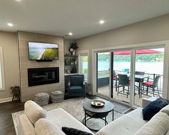 Luxury Lake James Home & Entertainment Cabin- Lake James, In - Angola - Living room