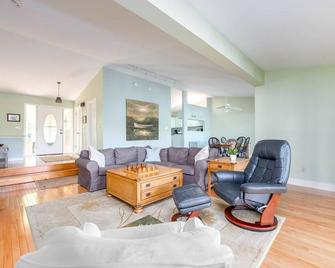 Beautiful Lakefront Home 60 Minutes From Atlanta - Waleska - Living room