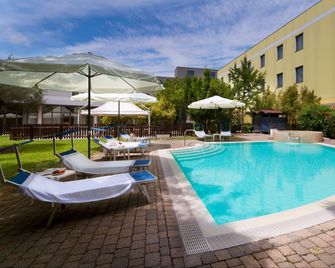 voco Parma & Congressi by IHG - Parma - Pool
