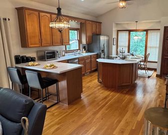 JB’s Winners Circle is a peaceful, quite home only 3 minutes from downtown. - Morganton - Küche
