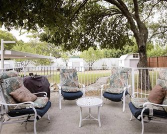 Nice Dallas House on Big One Acre Fenced & Gated Property - Hot Tub! Events OK! - Dallas - Patio