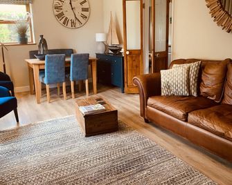 Come & stay on a real Norfolk Vineyard - Norwich - Living room