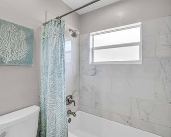 Relax Poolside & Walk or Bike to the Beach From This Amazing Naples Pool Home! - Naples