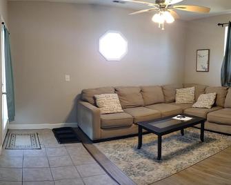 Pet Friendly Lodging Close to Whiteman AFB and Warrensburg - Warrensburg - Living room