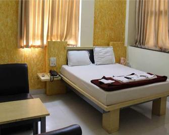 Hotel Cool Palace - Nashik - Bedroom