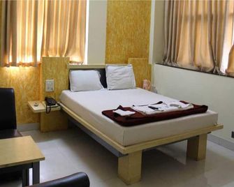 Hotel Cool Palace - Nashik - Bedroom