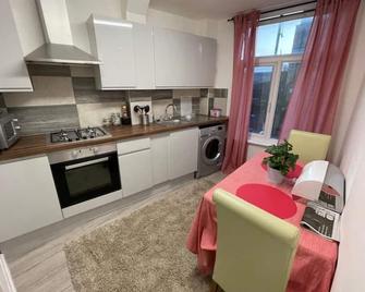 Enormous Family Flat (7 guests) - London - Kitchen