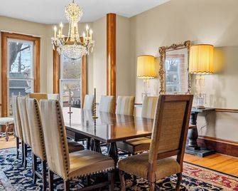Spacious 6-Bedroom Estate with 4 King Beds in Prime Village Location - Victor - Salle à manger
