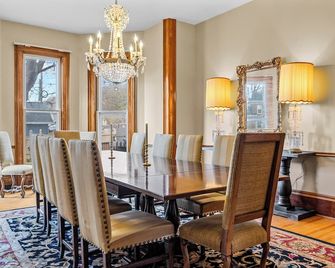 Historic Victor Village Home - Sleeps 12 - Ideal for Weddings & Groups - Victor - Essbereich
