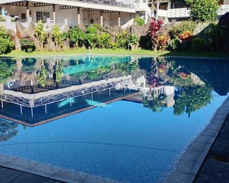 Hotel Nirwana Batu - Batu - Piscina