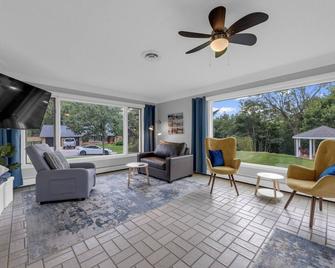 Coastal Suite #1 - Seacliff Beach Suites - Leamington - Living room