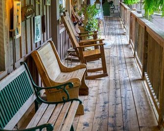 Vintage Lakeside Cabin with Deck and Hot Tub on Lake Ouachita Marina in Mount Ida, Arkansas - Mount Ida - Patio