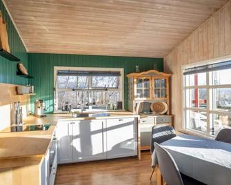 Traditional Cottage With Jacuzzi And Lak - Laugarvatn - Kitchen