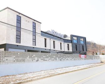 충주 더 10월호텔 - 충주 - 건물