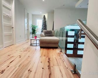 Executive Room in Toronto next to Yorkdale shopping centre - Toronto - Living room