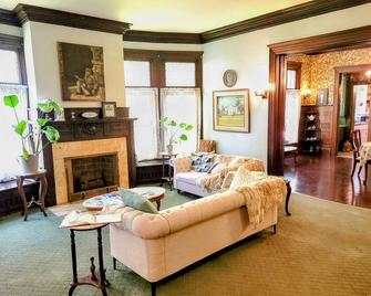 The Kings Throne Inn and Guest House - Toledo - Living room