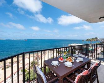 Islet Promenade Seafront Apartment with large Corner Terrace by Getawaysmalta - Saint Paul’s Bay - Balcony