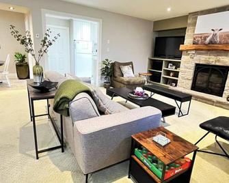 Farmhouse Apartment Guelph Elora - Guelph - Living room