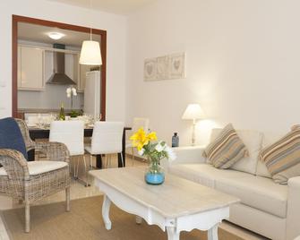 3 Bedroom Apartment With Side Balcony Overlooking Promenade And Beach - Sitges - Living room