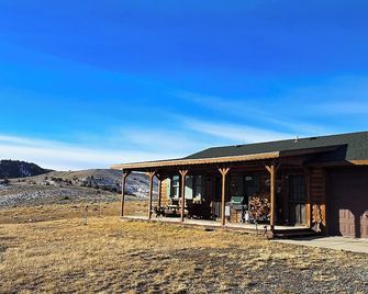 Stargazer Bunkhouse- cozy cabin, basecamp for adventures in Yellowstone and beyond - Meeteetse