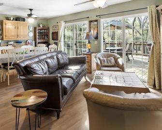 The Confluence Cabin: Where the Ichetucknee meets the Santa Fe River - Branford - Living room