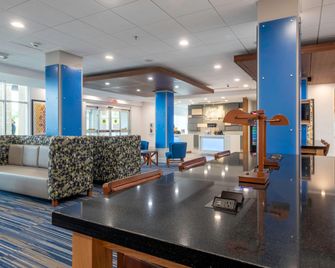 Holiday Inn Express & Suites Staunton By IHG - Staunton - Lobby